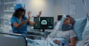 Arzt benutzt VR Headset bei der Diskussion über Diagnose